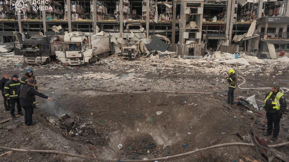 Nesta fotografia divulgada pelo Serviço de Emergência da Ucrânia em 25 de novembro de 2025, agentes da lei ucranianos inspecionam uma cratera no local de um ataque aéreo em Kiev, em meio à invasão russa da Ucrânia. A Rússia lançou mísseis e drones durante a noite sobre Kiev, matando seis pessoas, segundo as autoridades em 25 de novembro de 2025, enquanto três pessoas morreram na região russa de Rostov, em meio à enorme onda de violência na Ucrânia.. strikes. (Photo by Handout / UKRAINIAN EMERGENCY SERVICE / AFP)