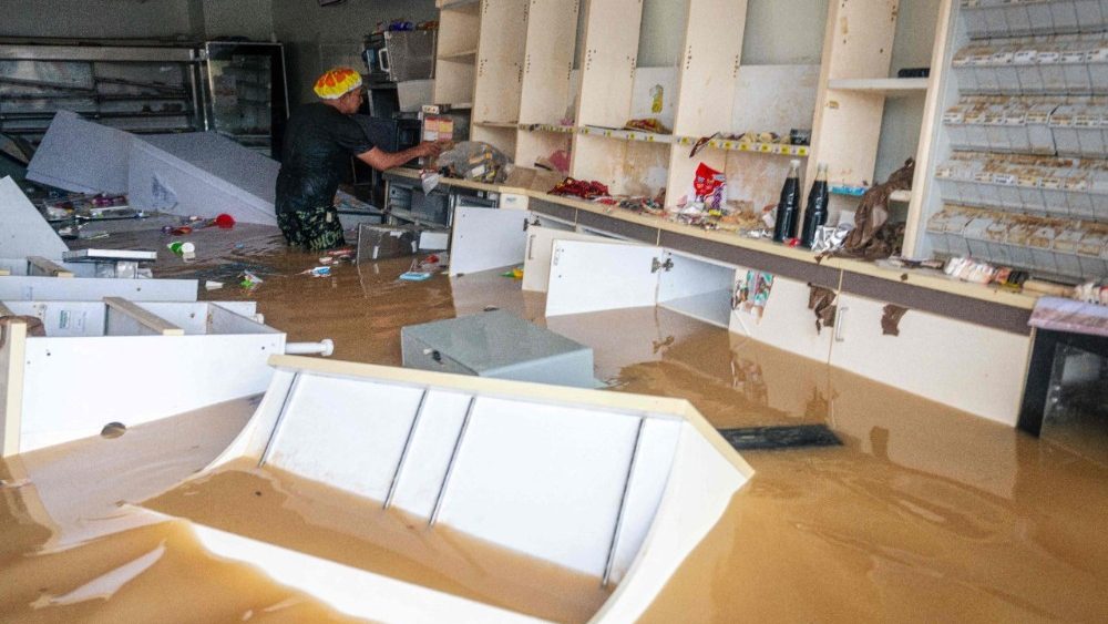 Um homem escolhe produtos em uma loja de conveniência 7/11 inundada em Hat Yai, na província de Songkhla, no sul da Tailândia, em 26 de novembro de 2025, enquanto graves inundações afetavam milhares de pessoas no sul do país após dias de fortes chuvas. Dezenas de milhares de pessoas na Tailândia e na vizinha Malásia foram deslocadas pelas inundações generalizadas, com ruas submersas, casas alagadas e pelo menos 34 mortos, disseram autoridades em 26 de novembro. (Foto de Arnun Chonmahatrakool / THAI NEWS PIX / AFP)