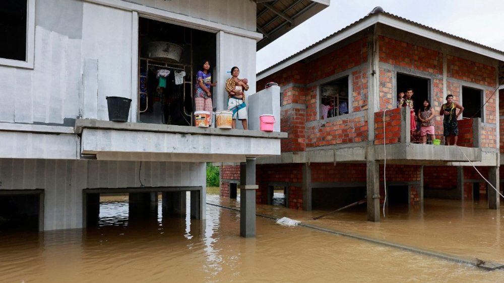 Moradores observam a paisagem de suas casas cercadas por águas da enchente em Hat Yai, na província de Songkhla, no sul da Tailândia, em 26 de novembro de 2025, após graves inundações afetarem milhares de pessoas no sul do país, na sequência de dias de fortes chuvas. Dezenas de milhares de pessoas na Tailândia e na vizinha Malásia foram deslocadas pelas inundações generalizadas, com ruas submersas, casas alagadas e pelo menos 34 mortos, segundo autoridades em 26 de novembro. (Foto de Sarot Meksophawannakul / THAI NEWS PIX / AFP)