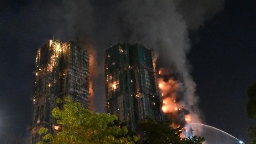 Hong Kong, incendio in sette grattacieli: 55 morti e oltre 900 evacuati