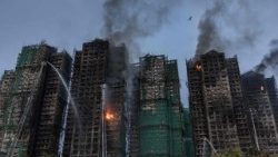Edificios de Hong Kong envueltos en un terrible incendio el miércoles 26 de noviembre.