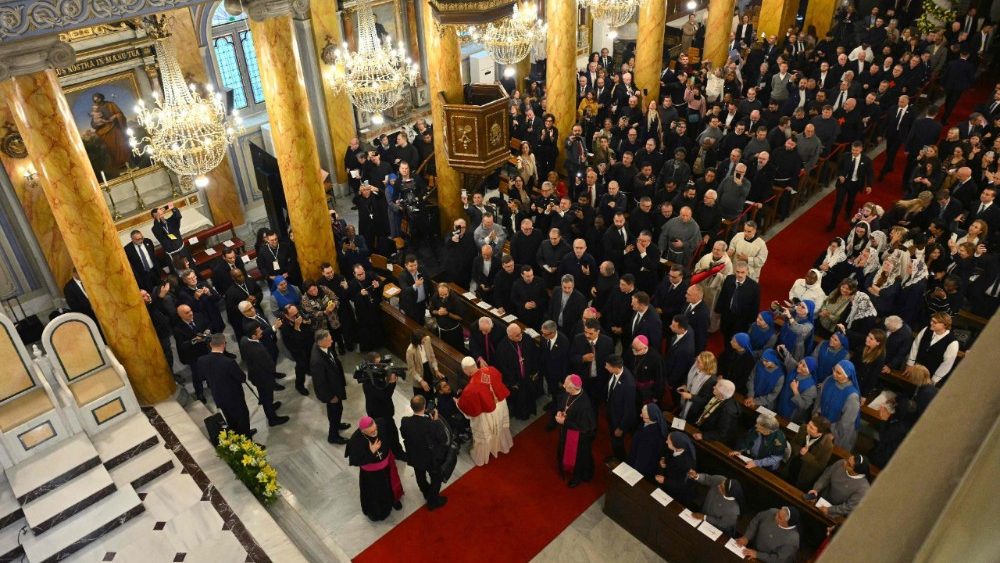Papa Leon XIV în cadrul întâlnirii de rugăciune care a avut loc la Catedrala Sfântul Duh, din Istanbul, în cursul dimineții de vineri, 28 noiembrie a.c., în cea de-a doua zi a călătoriei apostolice în Turcia