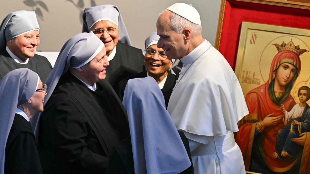 Papa Leon al XIV-lea la Căminul pentru persoane vârstnice, din Istanbul, gestionat de Micile Surori ale Săracilor (28 noiembrie 2025)