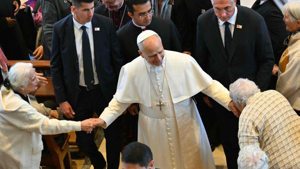 Papa Leon al XIV-lea la Căminul pentru persoane vârstnice, din Istanbul, gestionat de Micile Surori ale Săracilor (28 noiembrie 2025)