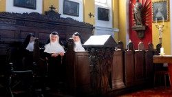 Schwester Rita (rechts), Regina (links) und Bernadette (Mitte) feiern am 20. September 2025 in der Klosterkapelle des Schlosses Goldenstein eine Messe