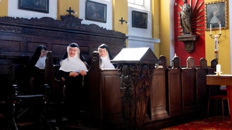 Schwester Rita (rechts), Regina (links) und Bernadette (Mitte) feiern am 20. September 2025 in der Klosterkapelle des Schlosses Goldenstein eine Messe