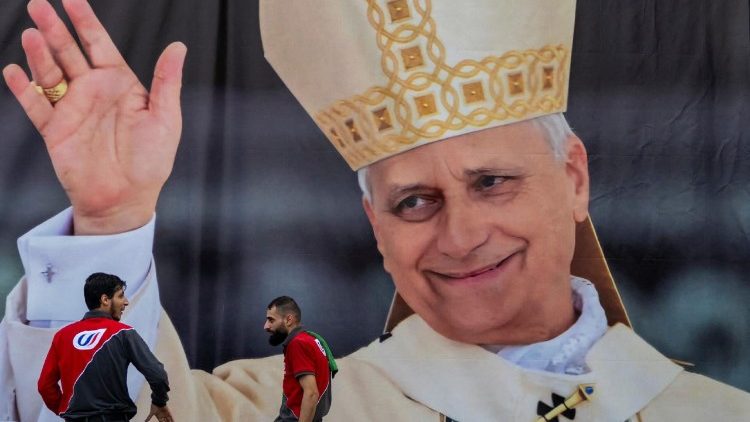 Großes Plakat zum Papstbesuch in Beirut