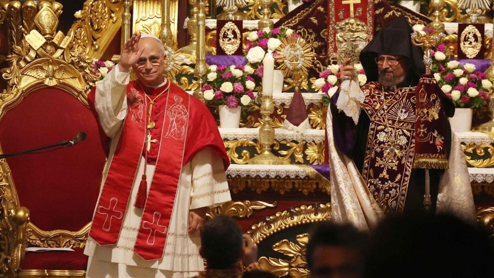 Seite an Seite in der Armenisch-Apostolischen Kathedrale