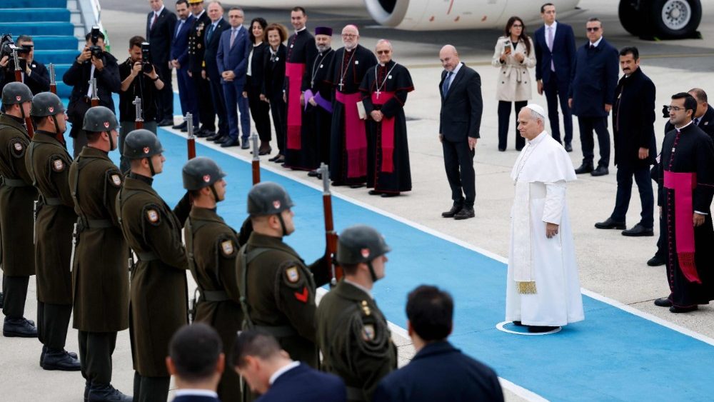 O Papa Leão XIV passa em revista a guarda de honra no Aeroporto Atatürk, em Istambul, Turquia, ao partir da Turquia para o Líbano, durante sua primeira viagem apostólica, em 30 de novembro de 2025. REUTERS/Kemal Aslan