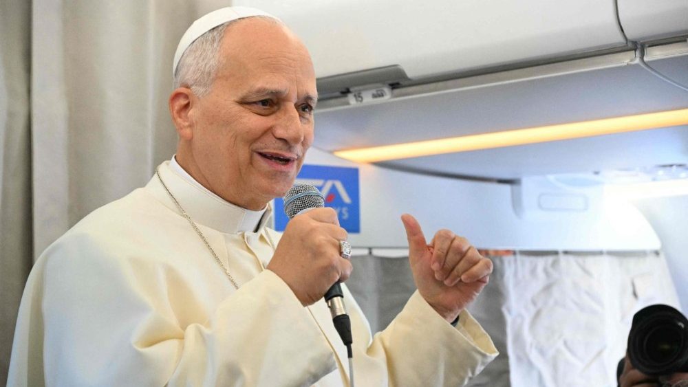 El Papa en su saludo a los periodistas en el vuelo de Estambul a Beirut
