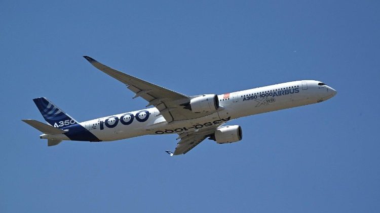Un velivolo Airbus 350-1000 durante un volo dimostrativo