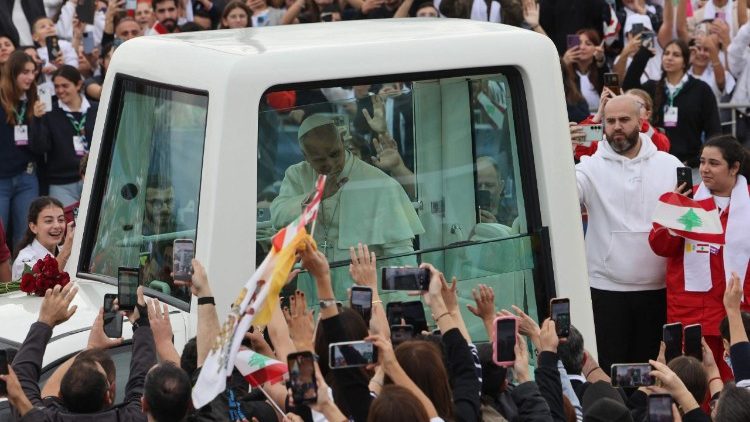 Le Pape acclamé par la foule des fidèles à son arrivée sur l'esplanade du "Beirut Waterfront"