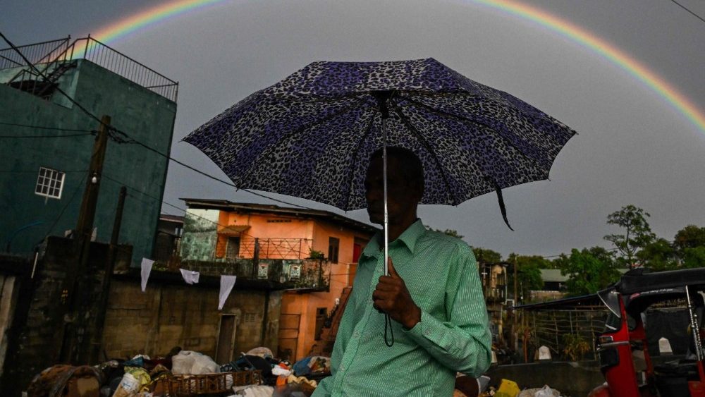 Arco-íris em Wellampitiya, nos arredores de Colombo, em 5 de dezembro de 2025. (Foto de Ishara S. KODIKARA / AFP)