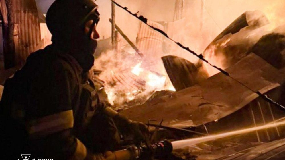 Esta fotografia, divulgada pelo Serviço Estatal de Emergências da Ucrânia em 6 de dezembro de 2025, mostra um bombeiro apagando um incêndio no local de um ataque aéreo na região de Kiev, durante a invasão russa da Ucrânia. (Photo by Handout / STATE EMERGENSY SERVICE OF UKRAINE / AFP) 