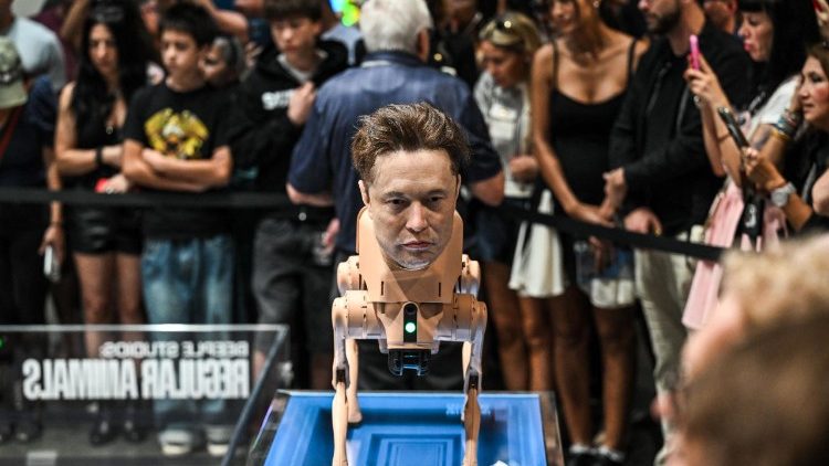 Roboterhund mit Elon-Musk-Gesicht bei einer Kunstinstallation