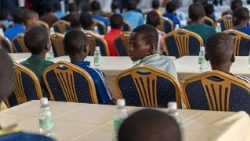 Einige der Kinder, die nach der Entführung wieder frei kamen, in einem Regierungsgebäude im Bundesstaat Niger