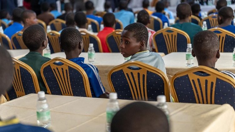 Einige der Kinder, die nach der Entführung wieder frei kamen, in einem Regierungsgebäude im Bundesstaat Niger