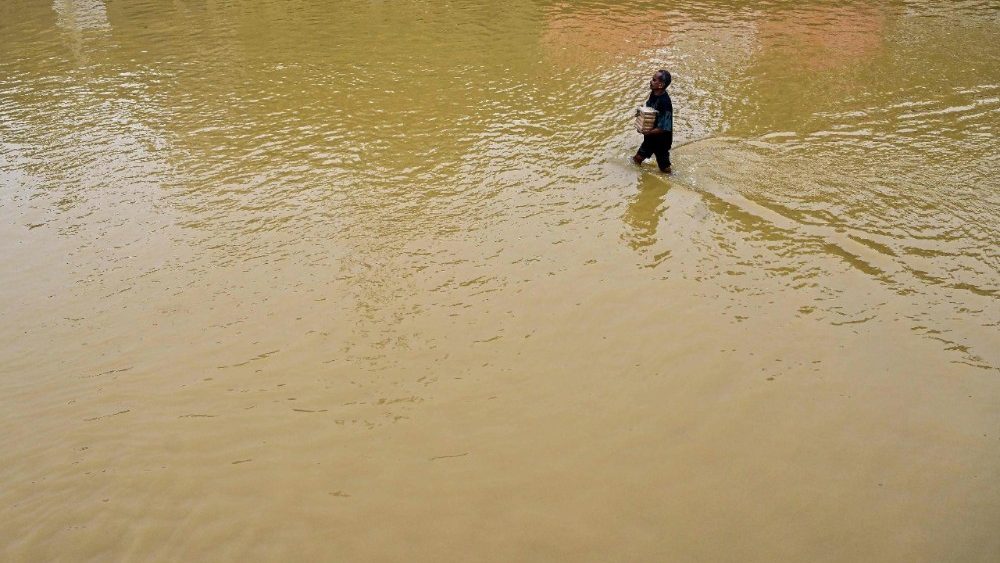 Um homem atravessa uma rua alagada após fortes chuvas em Kaduwela, nos arredores de Colombo, em 29 de novembro de 2025. Tempestades tropicais e chuvas de monção atingiram o Sudeste e o Sul da Ásia neste mês, provocando deslizamentos de terra e enchentes repentinas desde as florestas tropicais da ilha de Sumatra, na Indonésia, até as plantações nas terras altas do Sri Lanka. (Foto de Ishara S. KODIKARA / AFP)