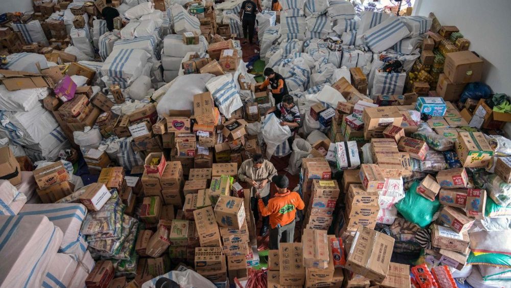 Voluntários embalam suprimentos para serem entregues às áreas afetadas por inundações em uma Agência Regional de Mitigação de Desastres em Sidoarjo, província de Java Oriental, em 5 de dezembro de 2025. Tempestades tropicais e chuvas de monção atingiram o Sudeste e o Sul da Ásia neste mês, provocando deslizamentos de terra e enchentes repentinas desde as florestas tropicais da ilha de Sumatra, no oeste da Indonésia, até as plantações nas terras altas do Sri Lanka. (Foto de JUNI KRISWANTO / AFP)