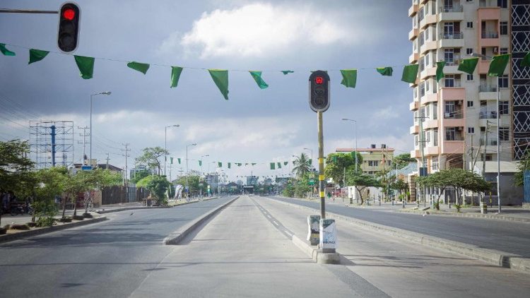 Gesperrte Hauptschlagader in der Millionenmetropole Dar Es Salaam nach Demos