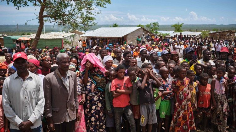 Des foules de r&eacute;fugi&eacute;s pr&egrave;s de Pemba, lors de la visite du cardinal Parolin