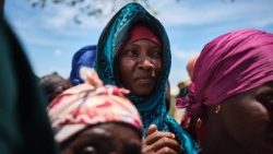 Donne sfollate in attesa del cardinale Parolin vicino Pemba