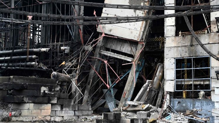 Esta fotografia, tirada em 10 de dezembro de 2025, mostra o edif&iacute;cio de uma central el&eacute;trica da empresa ucraniana de energia DTEK, que foi gravemente danificada durante ataques a&eacute;reos, em um local n&atilde;o divulgado, em meio &agrave; invas&atilde;o russa da Ucr&acirc;nia. (Foto de YURIY DYACHYSHYN / AFP)