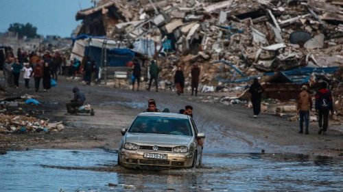Tempestade Byron atinge a Faixa de Gaza, deixando 850 mil deslocados em risco