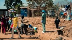 Aufräum-Aktion vor einem Krankenhaus in Uvira, Ostkongo