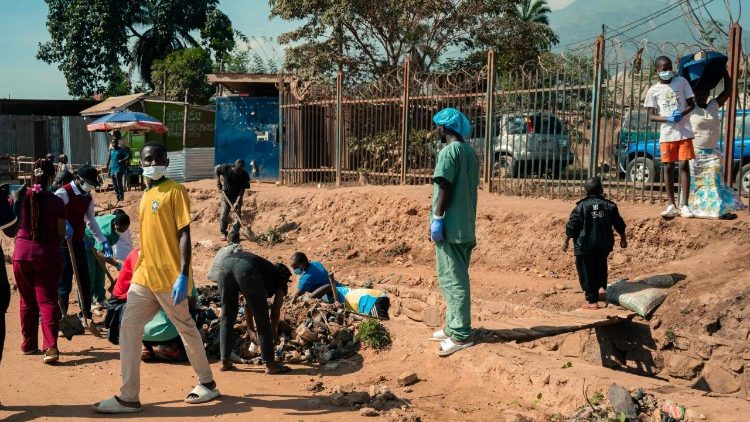 Aufräum-Aktion vor einem Krankenhaus in Uvira, Ostkongo