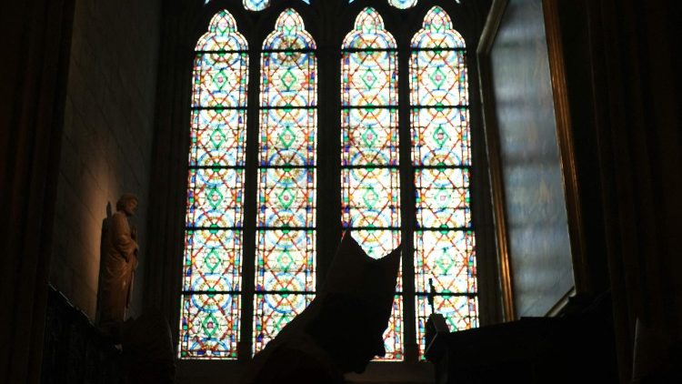 Um membro do clero participa da missa de beatificação de 50 mártires católicos, membros de uma capelania clandestina assassinados pelos nazistas, na Catedral de Notre-Dame de Paris, em Paris, em 13 de dezembro de 2025. (Foto de Alain Jocard / AFP)