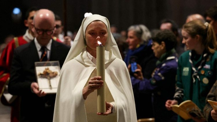 Beatificação de 50 mártires católicos, membros de uma capelania clandestina assassinados pelos nazistas, na Catedral de Notre-Dame de Paris, em Paris, em 13 de dezembro de 2025. (Foto de ALAIN JOCARD / AFP)