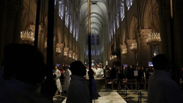 Membros do clero participam da missa de beatificação de 50 mártires católicos, membros de uma capelania clandestina assassinados pelos nazistas, na Catedral de Notre-Dame de Paris, em Paris, em 13 de dezembro de 2025. (Foto de ALAIN JOCARD / AFP)