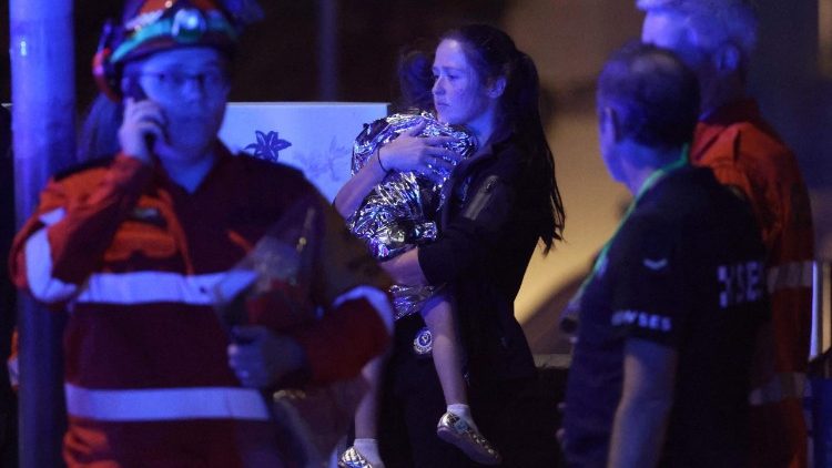 Los equipos de rescate llegaron a Bondi Beach tras el grave tiroteo durante la fiesta judía de Janucá (AFP o sus licenciantes).