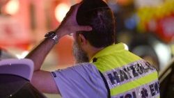 Um membro da comunidade judaica reage enquanto observa o local do tiroteio na praia de Bondi, em Sydney, em 14 de dezembro de 2025. Toalhas, bolsas e carrinhos de bebê estavam espalhados pela praia de Bondi, em Sydney, no domingo – o cenário devastador após o pior massacre a tiros no país em anos. Onze pessoas foram mortas e muitas outras foram levadas às pressas para o hospital no que a polícia australiana agora classifica como um ataque "terrorista" contra a comunidade judaica da cidade durante a celebração do Hanukkah. (Foto de Saeed Khan / AFP)