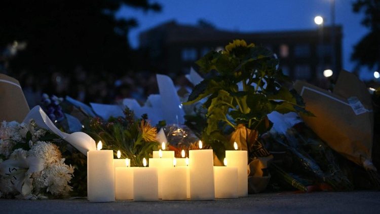 ለጥቃቱ ሰለባዎች መታሰቢያነት የተቀመጠ የሻማ መብራት