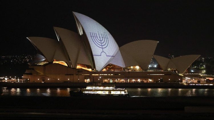 Sidneydə, Bondi Beach-də yəhudi bayramı zamanı baş verən atışmadan sonra Sidney Opera Evinin fasadına menorah proyeksiya olundu (REUTERS/Hollie Adams)