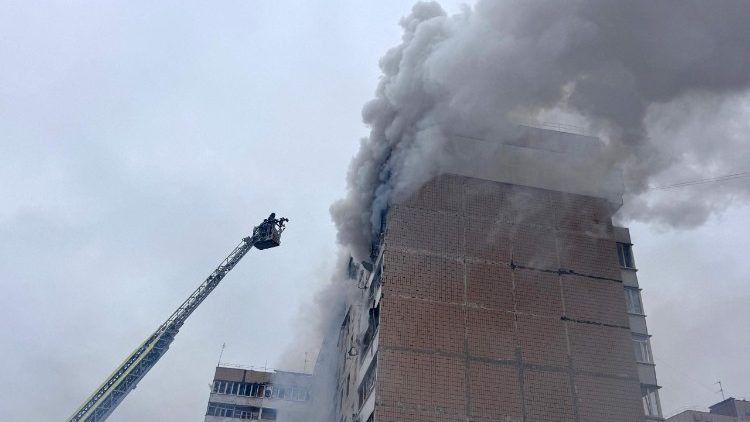Equipes de resgate ucranianas trabalham para extinguir um inc&ecirc;ndio em um pr&eacute;dio residencial danificado ap&oacute;s um ataque a&eacute;reo em Zaporizhzhia, em 17 de dezembro de 2025, durante a invas&atilde;o russa da Ucr&acirc;nia. (Foto de Darya Nazarova / AFP)