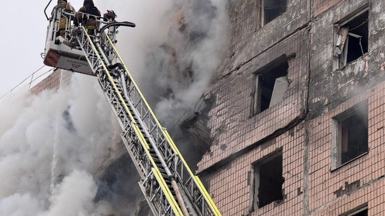 Equipes de resgate ucranianas trabalham para extinguir um inc&ecirc;ndio em um pr&eacute;dio residencial danificado ap&oacute;s um ataque a&eacute;reo em Zaporizhzhia, em 17 de dezembro de 2025, durante a invas&atilde;o russa da Ucr&acirc;nia. (Foto de Darya Nazarova / AFP)