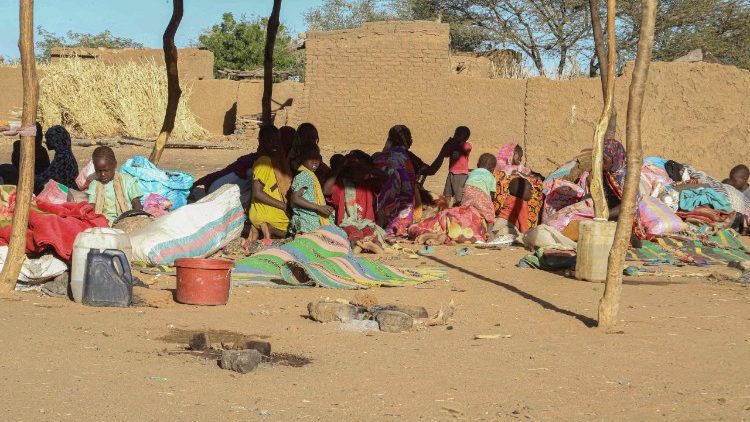 Des Soudanais ayant quitté El-Fasher après la prise de la ville par les forces du général Hemetti. Ils sont dans la ville de Tawila, au point d'accueil de ce camp du Darfour, le 17 décembre 2025.