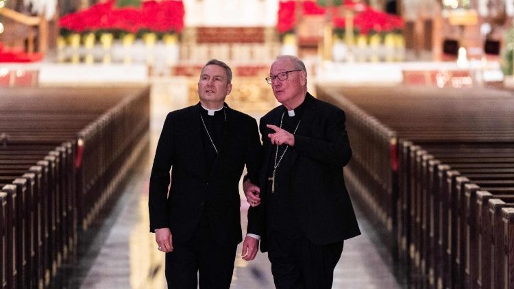Mgr Hicks et le cardinal Dolan dans la cath&eacute;drale Saint-Patrick &agrave; New York,  ce jeudi 18 d&eacute;cembre.