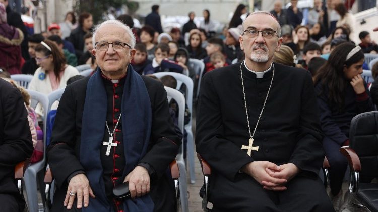 Le cardinal Pizzaballa, accompagné de son vicaire, Mgr William Shomali auprès de la petite communauté catholique de l'enclave palestinienne.