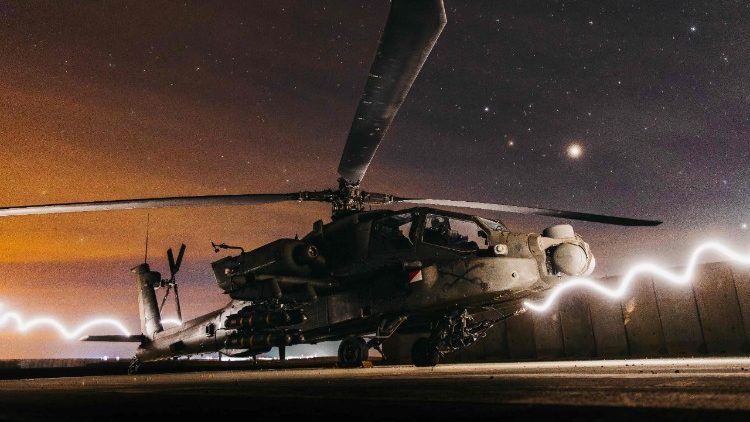 Un elicottero d'attacco americano Apache AH-64 si prepara a colpire in Siria