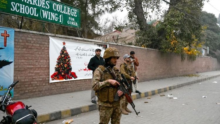 Agentes de seguran&ccedil;a fazem a guarda perto da Catedral de S&atilde;o Jo&atilde;o, antes das celebra&ccedil;&otilde;es de Natal em Peshawar, em 20 de dezembro de 2025. (Foto de Abdul Majeed, fot&oacute;grafo da AFP / AFP)