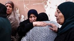 Familiares de palestinos asesinados en la ciudad cisjordana de Yenín  (AFP or licensors)