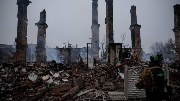 Esta fotografia, divulgada pela assessoria de imprensa da 24&ordf; Brigada Mecanizada das For&ccedil;as Armadas da Ucr&acirc;nia em 20 de dezembro de 2025 e publicada em 22 de dezembro de 2025, mostra um militar ucraniano caminhando em uma &aacute;rea residencial bastante danificada da cidade fronteiri&ccedil;a de Kostyantynivka, na regi&atilde;o de Donetsk, em meio &agrave; invas&atilde;o russa da Ucr&acirc;nia. (Photo by OLEG PETRASIUK / 24th Mechanized Brigade of Ukrainian Armed Forces / AFP) 