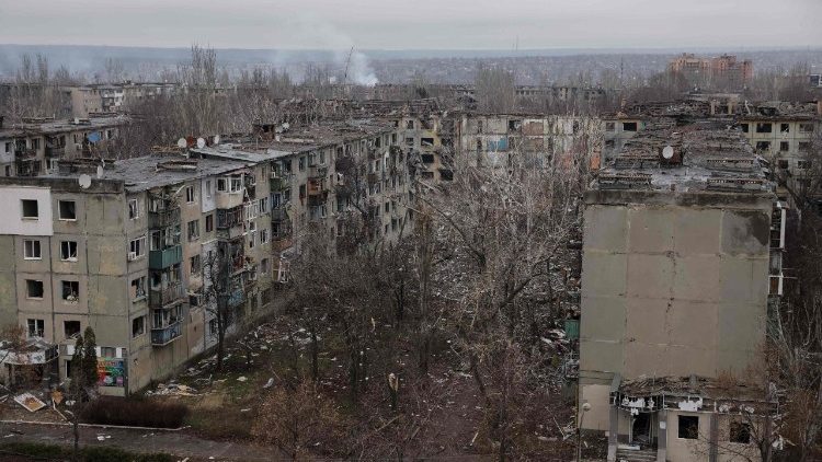 Esta fotografia, divulgada pela assessoria de imprensa da 24&ordf; Brigada Mecanizada das For&ccedil;as Armadas da Ucr&acirc;nia em 20 de dezembro de 2025 e publicada em 22 de dezembro de 2025, mostra uma &aacute;rea residencial gravemente danificada na cidade fronteiri&ccedil;a de Kostyantynivka, na regi&atilde;o de Donetsk, em meio &agrave; invas&atilde;o russa da Ucr&acirc;nia. (Photo by OLEG PETRASIUK / 24th Mechanized Brigade of Ukrainian Armed Forces / AFP) 
