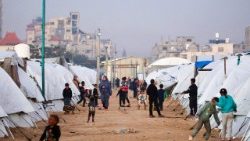 Palestinos desplazados en el campo de refugiados de Nuseirat (AFP)