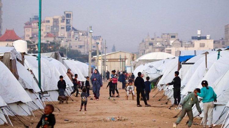 Palestinos desplazados en el campo de refugiados de Nuseirat (AFP)