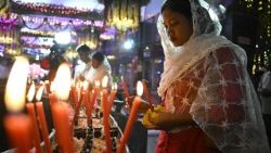  कश्मीर के हॉली फैमिली चर्च में मोमबत्ती जलाते और प्रार्थना करते विश्वासी